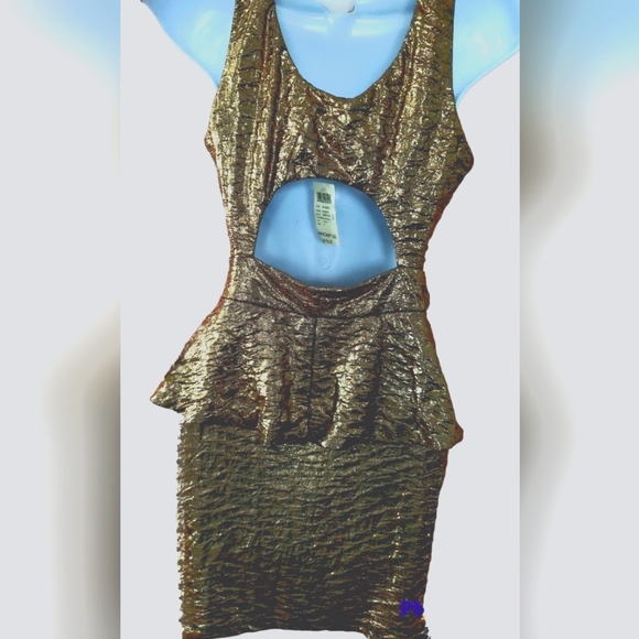 Chic puckered Metallic gold dress - Picture 2 of 3